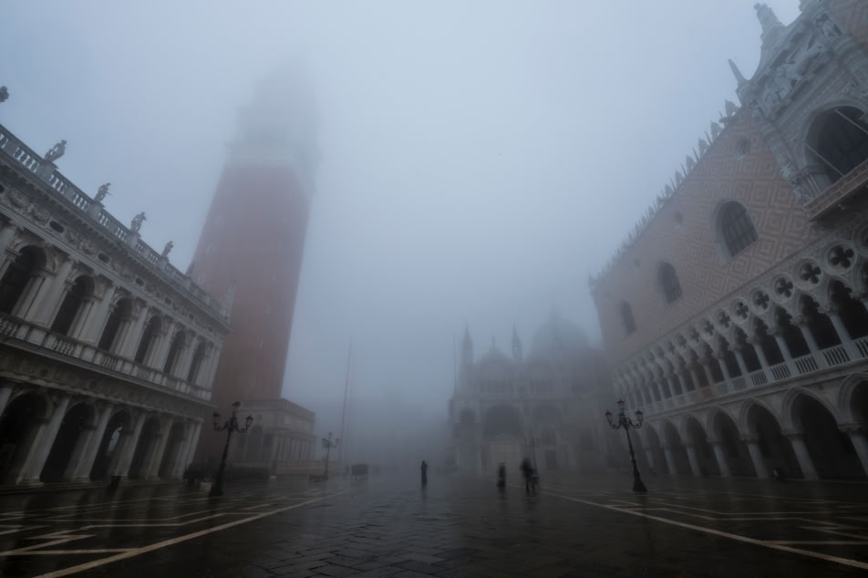 Place Saint-Marc dans la brume - Venise