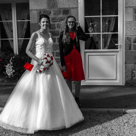 La mariée et sa demoiselle d'honneur