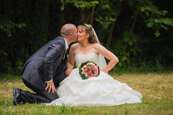 Un couple de mariés s'embrasse
