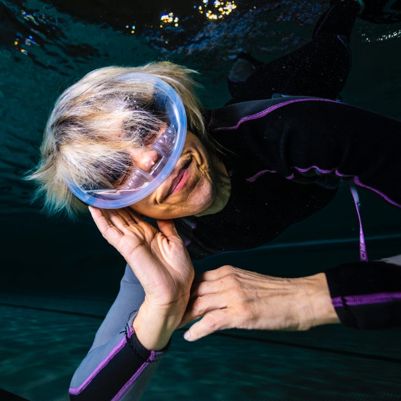 Portrait de femme sous l'eau