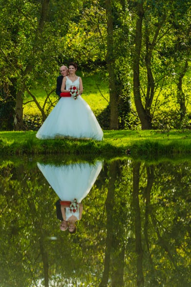 Les mariés se reflètent dans l'eau